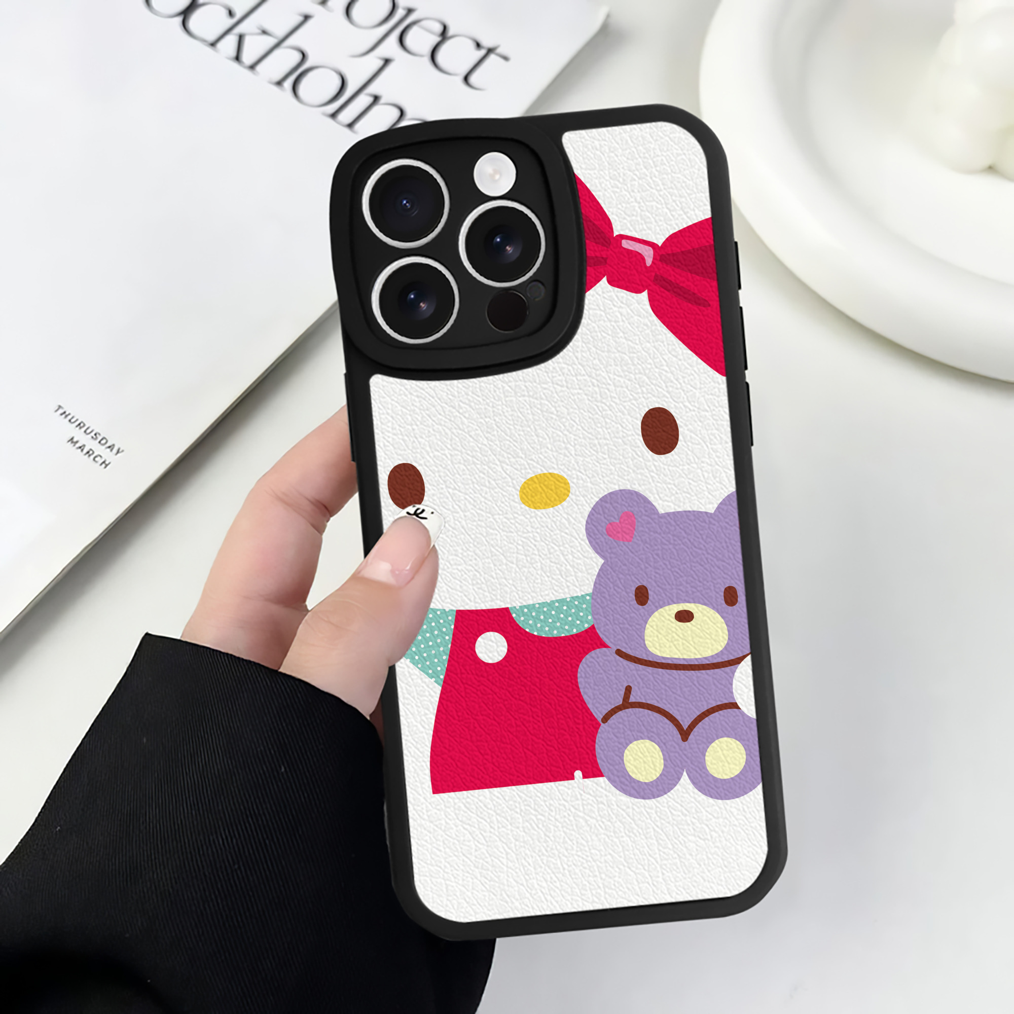 （画像用） Hello Kitty ハローキティ 【iPhone 16シリーズ対応】シリコンスマホケース（レザー調） 材質：シリコン
